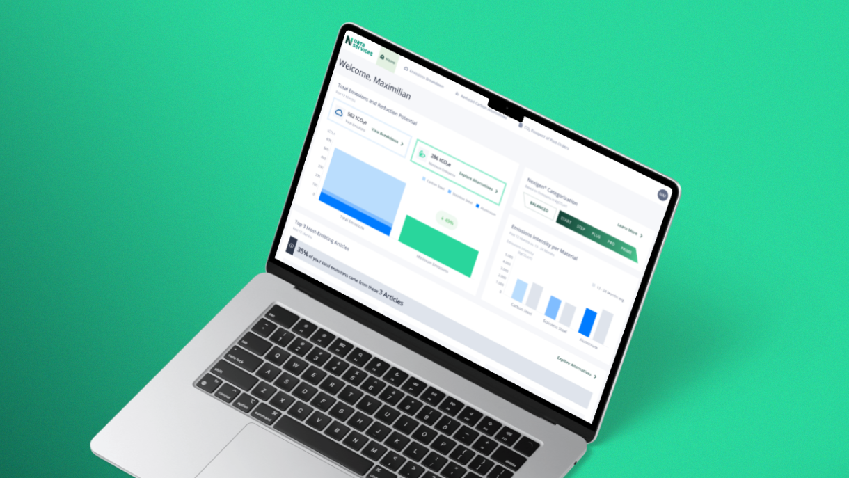 Laptop mit der Nexigen Data Services-Dashboard-Oberfläche mit Grafiken und Daten auf grünem Hintergrund.