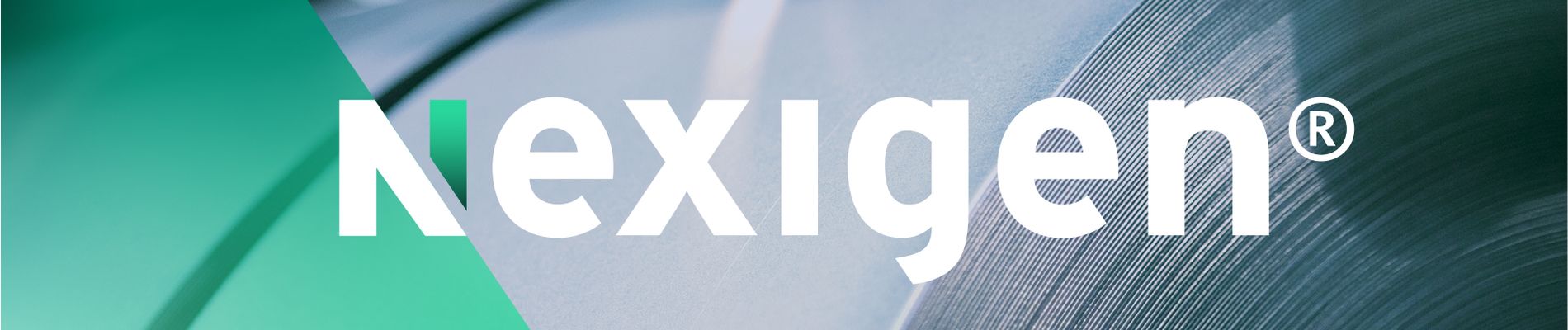 Nahaufnahme von industriellen Metallspulen mit dem Wort „Nexigen®” in fetten weißen Buchstaben darüber. Grüne geometrische Form auf der linken Seite.